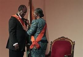 Image de Politique. C’est officiel, Alassane Ouattara reste le Président de la Côte d’Ivoire et cela pour les 5 années à venir grâce à sa réélection. Il a été officiellement investi ce mardi 03 Novembre 2015 par la Grande Chancelière, Me Henriette Dagri Diabaté en présence d’imminentes personnalités au palais présidentiel, à Abidjan. Un processus électoral qui s’achève très bien étant donné qu’aucun incident du aux élections n’ait été déploré nulle part sur le territoire ivoirien. J’espère simplement qu’il fera l’effort de tenir ses promesses afin que l’ivoirien, en particulier la jeunesse ivoirienne, puisse avoir un emploi sans quoi il serait très difficile d’atteindre l’émergence tant envisagée à l’horizon 2020.