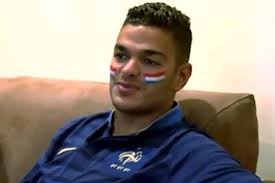 Image de Football. C'est avec un grand plaisir que ben arfa retrouve les bleus pour les qualification en vu des euro qui se tiendront en 2016. Pour ce fait , le joueur n'a pas manqué de crier sa joie devant les média en disant qu'il était très ému de retrouver la sélection. J'espère que la suite de l'aventure sera encore meilleur pour lui.