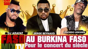 Image de Musique/Radio. Arafat DJ, Serges Beynaud et Debordo DJ étaient au Burkina Faso où ils ont participé à des concerts dans le cadre <<des monstres sacrés du coupé décalé >>, un événement musical organisé par des Burkinabé pour célébrer le coupé-décalé. Ainsi, avant le concert, les artistes ivoiriens et les organisateurs ont rendu visite au Moro Naba, le chef des mossi pour des bénédictions pour la réussite de l'événement. Les deux concerts prévu notamment le 06 à Bobo-Dioulasso et le 07 à Ouagadougou se sont bien déroulés. On dira les ivoiriens ont su convaincre le public burkinabé venu assister aux concerts. Une preuve que le coupé- décalé est très apprécié même au delà des frontières ivoiriennes.