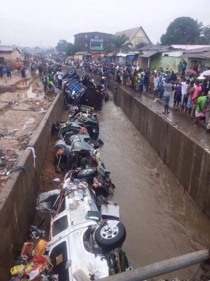 Deuxième Image de Affaires Etrangères. Flash Actu Une explosion dans une station-service d'Accra, la capitale ghanéenne, a fait au moins 78 morts, a annoncé un porte-parole des pompiers à une station de radio ce jour. Un grand nombre de victimes étaient des personnes qui avaient voulu se mettre à l'abri en raison des pluies torrentielles. Une dizaine de blessés ont été hospitalisés après l'explosion, qui semble être un accident lié à la pluie, a déclaré le porte-parole, qui s'exprimait sur la station JOYFM.