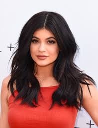 Deuxième Image de Célébrités. Alors qu’il était au cœur de la polemique pour sa relation avec kylie Jenner, il ya de cela quelque mois, de nouvelles révélations d’un mannequin transsexuel Mia Isabela viennent à nouveau égratigner la réputation du jeune rappeur. En effet, selon Mia Isabela, elle et Tyga aurait été en couple pendant trois ans et que Blac Chyna serait au courant de cette relation. Une capture d’écran des SMS qu’ils auraient échangés viennent confirmer les propos de Mia. Que pensez-vous de cette révélation à propos de Tyga ? Cela pourrait porter un coup à la jeune carrière du rappeur?