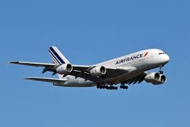 Deuxième Image de Affaires Etrangères. Visiblement, les choses ne semblent pas s’améliorer chez Air France. Les travailleurs semblent très en colère et cette semble elle-aussi sans limite car ce sont deux hauts responsables de la structure qui ont été pris à partie par les travailleurs très en colère des initiatives prises par la compagnie aérienne visant à licencier plus de 2900 personnes allant du personnel navigant au personnel au sol. Nous espérons qu’une solution idoine sera trouvée à ce problème qui risque de causer beaucoup de dégâts collatéraux.