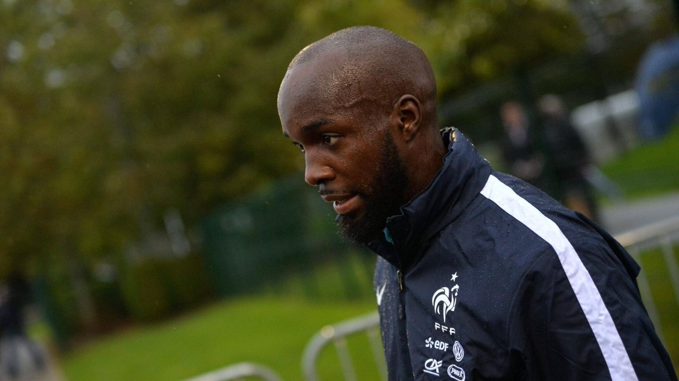 Image de Football. Lassana Diarra a été directement et durement touché par les dramatiques évènements parisiens de vendredi. Le milieu de terrain marseillais, qui a pris part au match France-Allemagne au Stade de France, a annoncé sur Twitter que sa cousine figurait parmi les victimes des attaques ayant frappé la capitale. Tous mes sincères à sa famille et toutes les autres familles qui ont perdu un proche dans ce massacre.