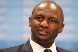 Image de Football. A peine nommé, Patrick Vieira affirme déjà son ambition et fait montre de la confiance qu'il place en sa nouvelle équipe. A la tête du New York City FC depuis lundi, l’ancien international français a fait une sortie remarquée ce samedi. Selon Vieira, son equipe a l'équilibre gagnant entre des joueurs d'expérience qui veulent gagner, et des jeunes joueurs plein d'enthousiasme qui veulent réussir", a-t-il expliqué dans une vidéo diffusée sur le site de son nouveau club. "L'équilibre est vraiment bon et c'est pourquoi je crois vraiment dans ce groupe", a poursuivi l'ex joueur d'Arsenal. Pour sa première saison en MLS, le NYFC, qui appartient au même propriétaire que Manchester City, à savoir un fonds d'investissement provenant des Emirats Arabes Unis, ne s'est pas qualifié pour les play-offs. Il a terminé à la 8e place, sur dix équipes en lice, de la conférence Est, avec seulement dix victoires en 34 matches.