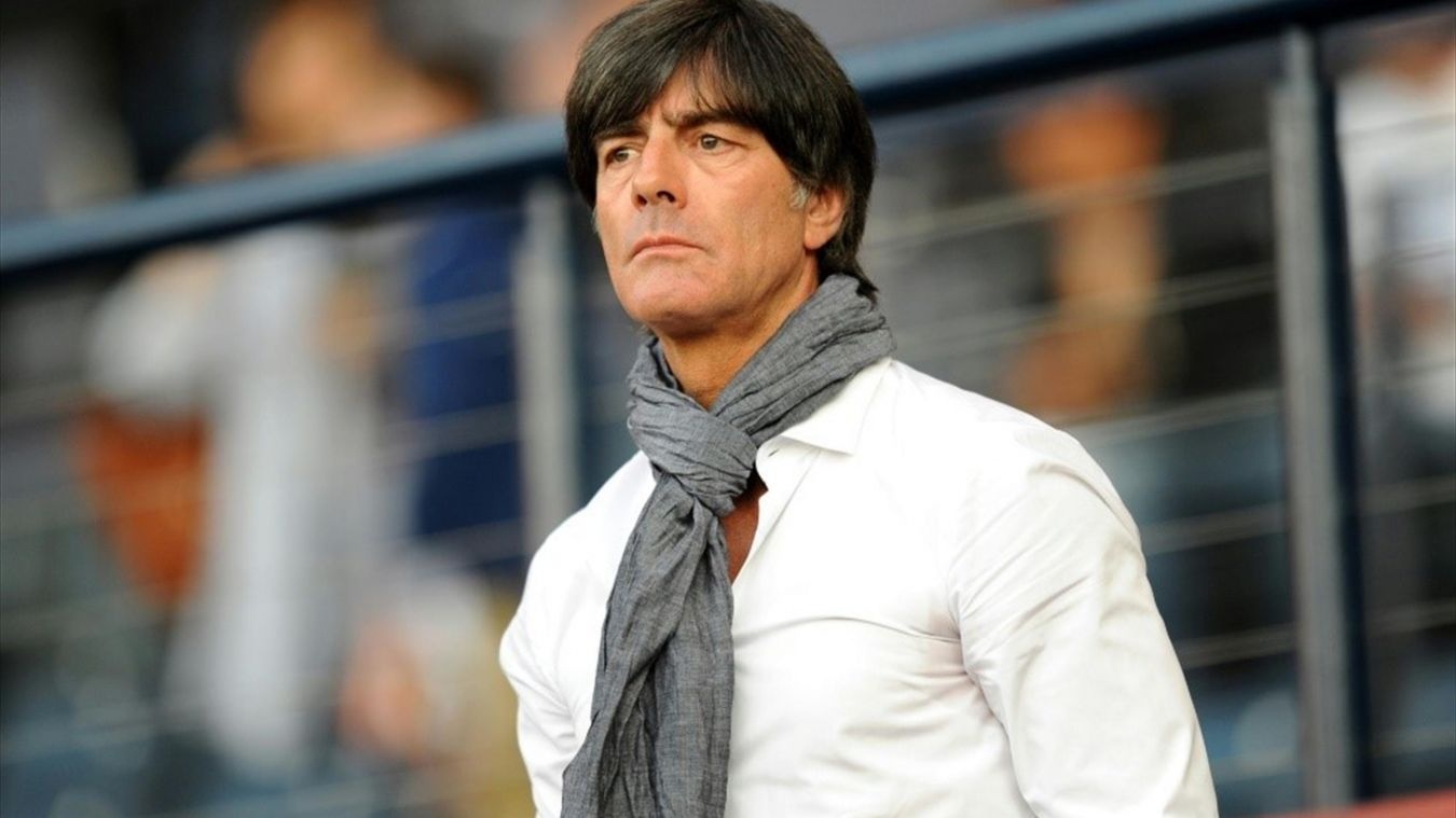 Image de Football. Joachim Löw, sélectionneur de l'équipe d'Allemagne qui affrontait les Bleus vendredi soir au Stade de France, a réagi au coup de sifflet final sur les événements dramatiques qui ont entouré l'enceinte francilienne. La Mannschaft était venue à Paris pour y disputer un match amical. Elle l'a jouée, l'a perdue, mais c'est très vite devenue totalement anecdotique. Joachim Löw, l'entraîneur des champions du monde, l'a bien compris et a tenu à l'exprimer dès le coup de sifflet final, devant les caméras de la télévision allemande. "Nous sommes secoués et choqués", a-t-il expliqué. Comme tout le monde, le sélectionneur allemand a entendu les explosions en première période mais sans imaginer sur le coup de quoi il s'agissait exactement. Son assistant, Oliver Bierhoff, a confié de son côté que l'ensemble du groupe était en état de choc. "Il y avait beaucoup d'incertitude, une grande crainte et une ambiance très étrange dans le vestiaire", a-t-il déclaré. C'était notable. Les joueurs étaient sous le choc. Ils ont tout de suite pris leurs téléphones pour appeler chez eux et rassurer leurs familles".