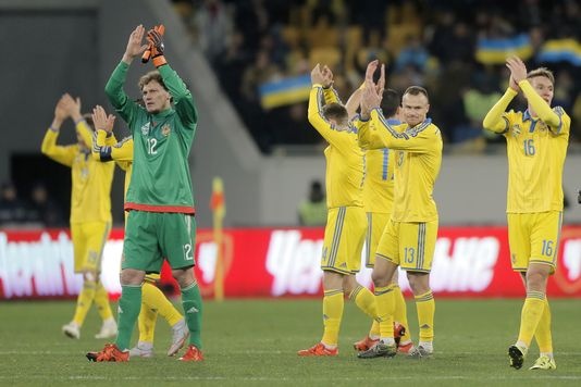 Image de Football. L’Ukraine a pris l’avantage face à la Slovénie en match de barrages pour la qualification à l’Euro 2016, grâce à une victoire 2-0 qui aurait pu cependant être plus lourde. Le match, que les 22 joueurs ont disputé avec un brassard noir, a débuté après une minute de silence au stade de Lviv, en hommage aux victimes des attentats de Paris. La star du Dynamo Kiev Andreï Iarmolenko a donné l’avantage aux siens à la 27e minute après avoir effacé trois joueurs dans la surface de réparation slovène. Evgen Seleznov a creusé l’écart à la 54e, bien placé à la réception d’un centre à ras de terre de Fedetskiy. Le gardien slovène Samir Handanovic a cependant préservé les chances de sa sélection de renverser la vapeur au match retour, grâce à une pléiade d’arrêts. Le gardien de l’Inter Milan a aussi été sauvé par son poteau en deuxième période. Les Ukrainiens garderont à l’esprit les barrages pour la Coupe du monde 2014, qui avait vu la France les éliminer 3-0 après une défaite 2-0 à l’aller. Les Jaune et Bleu n’ont jamais réussi à survivre à des barrages, éliminés cinq fois en cinq occasions depuis 1998.