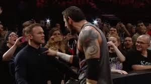 Image de Célébrités. Bien connu comme un grand sportif, le recordman de buts en sélection anglaise, Wayne Rooney semble s’être lancé dans le catch. Invité à un combat à la Manchester Arena en Angleterre, Wayne Rooney, 1,78 a mis à terre son compatriote Wade Barrett, qui lui est un catcheur professionnel évoluant dans le championnat américain. Même s’il faut reconnaître que la mise en scène n’était pas très ficelée, ce n’est vraiment pas une nouvelle corde pour le footballeur qui a la bagarre dans le sang. En effet, celui-ci aurait pratiqué la boxe avant d’arriver au football.