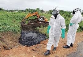 Image de Santé. Est-ce la fin d’un épisode ou le début d’un nouveau film ? Il faut dire que l’histoire des déchets toxiques, depuis 2006, en côte d’ivoire est comme une série à plusieurs rebondissements. Des indemnisations de victimes non achevé a donné naissance à de nombreuses associations et ONG dans ce milieu qui disaient lutter pour l’indemnisation de toutes les victimes. Mais bref, voilà maintenant que l’état ivoirien vient d’annoncer que tous les sites empoisonnés ont été décontaminé. Alors que plusieurs personnes attendent toujours d’être indemnisées, cette unième voudrait-elle dit que le problème des déchets toxiques appartient désormais au passé ? Ou serait-il simplement une étape dans le processus tant espéré d l’indemnisation de nombreuses supposées victimes ? car il faut dire que le problème des déchets toxiques a été à la base de fausses déclarations de victimes et de fausses associations qui se sont enrichies sur le dos des personnes ignorantes. Vivement qu’une fin définitivement soit mise à cette saga.