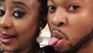 Image de Célébrités. Alors qu’ils assistaient à un même événement, Ini Edo et Flavour ont été aperçus entrain de prendre un selfie ensemble avec la langue dehors pour chacun. L’essentiel qu’on puisse dire c’est que tout semble aller pour l’actrice, Ini et le chanteur; Flavour.