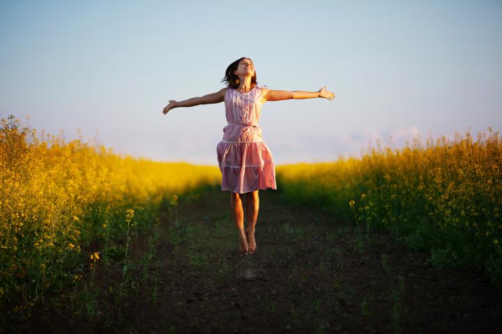 Quatrième Image de Carrière. Je viens à peine d’avoir 30 ans. En faisant un tour sur les dix dernières années de ma vie, je remarque surtout ce que je ne regrette pas. Je n’ai aucun regret en ce qui concerne mes études. Je les ai faites dans un domaine qui est une passion, même si j’ai aujourd’hui, un emploi dans un tout autre secteur. Je ne regrette pas mon déménagement sur Paris, même si je n’ai plus envie d’y vivre maintenant. Je ne regrette pas le fait d’avoir été une grande fêtarde. Je ne regrette aucune relation amoureuse ou amicale, malgré que j’aie eu mal à cause de certaines d’entre elles. En réalité, je ne regrette aucune des options que j’ai délibérément faites. Peut-être que j’éprouve un peu de regret en ce qui concerne certains choix influencés par mes proches. Il s’agit par exemple de mon premier choix d'études pour faire plaisir à mes parents, suivre le petit-ami du moment pour aller vivre à la campagne, pour plaire, et toutes ces années à essayer d'être bien habillée « tendance » alors que j'ai horreur de la mode et des magasins, juste par convention sociale. Peu importe ce que vous faites ou non, le plus important, c’est que vous fassiez vos choix vous-même. Vous ne le regretterez pas.