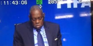 Image de Football. Eh oui, visiblement l’actuel patron de la FIFA, le camerounais Issa Hayatou semblait très épuisé lors d’une conférence de presse. Il faut dire que le lourd poids de la double responsabilité semblait vraiment peser sur ses épaules. Nous espérons qui ne s’écroulera pas tout simplement sous ce poids.