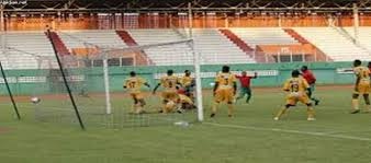 Image de Football. Contrairement à la première journée du championnat ivoirien, la deuxième a vu la participation de tous les clubs de foot. Les grévistes ont suspendus leur grève en attendant que le retour président de la FIF actuellement en déplacement. C’est dans ce cadre que s’est tenue la rencontre entre l’Africa sport et l’Asec s’est tenu au Stade Félix Houphouët Boigny. Le match s’est terminé sur le score de parité de 1 but partout.