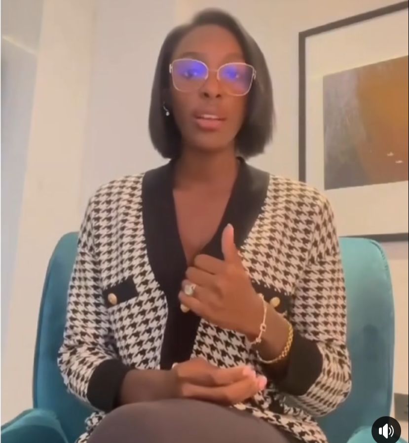 Troisième Image de Célébrités. La Miss Côte d'Ivoire 2022, Olivia Yacé scintille malgré la fin de son mandat depuis peu. Pour continuer son engagement pour les causes humanitaires, elle adresse un message aux enfants pour la rentrée scolaire. Dans cette vidéo, on voit une bague de fiançailles à l’annulaire de la Miss. Olivia Yacé est-elle fiancée ? C’est la question que tout le monde se pose depuis ces dernières heures. Des rumeurs circulent à cause des images aperçues dans la dernière vidéo d’Olivia Yacé. La Reine de beauté partageait une annonce aux enfants pour la nouvelle rentrée des classes. Si le message a retenu l'attention, il en est de même pour la bague de fiançailles qui ornait le doigt de la Miss CI. Sans qu’Olivia Yacé ne communique sur ses supposées fiançailles, les internautes lui ont adressé des messages de félicitation. En attendant la confirmation de la nouvelle en question, les internautes sont enchantés par ce qu’ils ont pu voir en image.