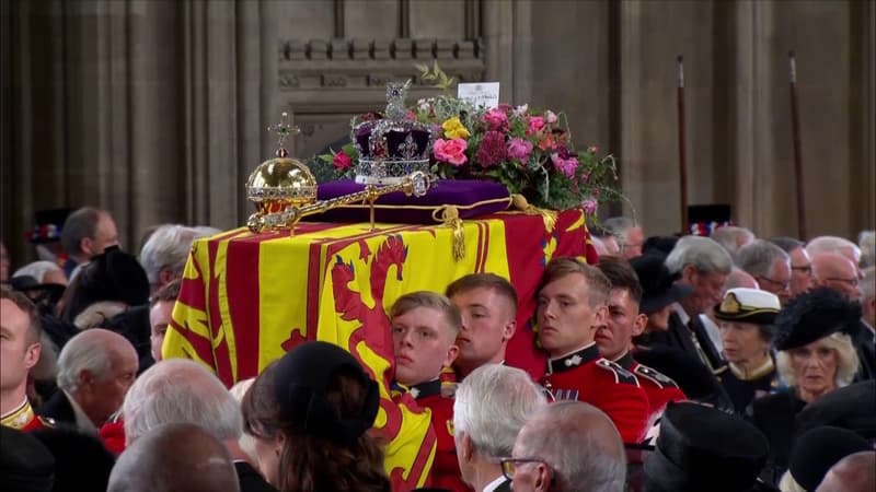 Image de Affaires Etrangères. Après des funérailles historiques, la famille royale a annoncée que la reine a été enterrée à Windsor. La reine Elizabeth II a été enterrée lundi soir au château de Windsor, dernière étape d'une journée de funérailles gigantesques, a annoncé la famille royale dans un communiqué. La dépouille d'Elizabeth, morte la semaine dernière à 96 ans dont 70 de règne, a été transportée, avec celle de son époux Philip, mort en 2021, dans le mémorial George VI de la chapelle Saint-Georges du château. Ils y reposent à présent aux côtés des parents de la reine et des cendres de sa sœur Margaret. L'ultime voyage de la reine a été escorté dans la journée par des centaines de personnalités étrangères et des milliers de Britanniques. L'hommage de centaines de milliers de personnes Depuis sa mort le 8 septembre dans sa résidence écossaise de Balmoral, son cercueil fermé a traversé son royaume, dans un corbillard à travers la campagne écossaise, un avion de la Royal Air Force, ou lors de cortèges funèbres sur des airs élégiaques joués par des fanfares, tiré par des chevaux ou des marins. À Édimbourg puis Londres, des centaines de milliers de personnes ont attendus des heures, des fois toute la nuit, pour se recueillir devant la dépouille de l'unique monarque que la plupart des Britanniques aient jamais connue, dont le visage, apposé sur les billets de banques et timbres, était connu dans le monde entier. Un chapitre de l'Histoire se referme avec ces adieux à la Reine qui a traversé les âges avec le sens du devoir, sans jamais exprimer publiquement une opinion, mais assurant ses fonctions de cheffe d'État avec sérieux, bienveillance, et un humour pince-sans-rire parfois très drôle.