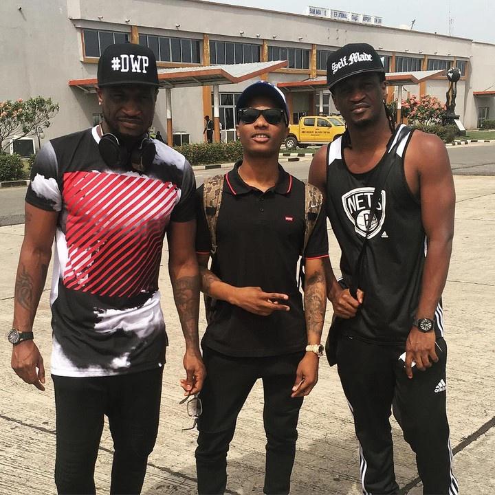 Image de Célébrités. Le duo P-Square et le jeune chanteur WizKid ont été aperçu ensemble à Owerri après leur prestations lors de la Glo Laffta Fest ce samedi.