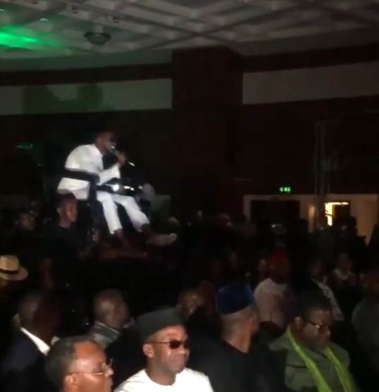 Image de Musique/Radio. Le chanteur nigérian D'Banj, meilleur artiste nigérian de l’année a fait son entrée da s une chaise portée par 4 personnes lors de la cérémonie des Future Awards. Voici l’image…