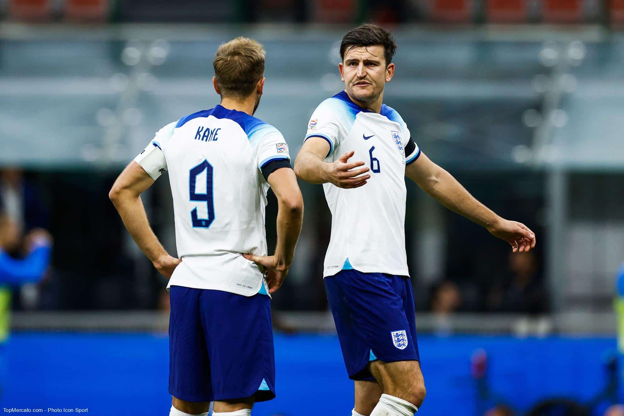 Image de Football. Match de gala ce lundi 26 septembre 2022 à Wembley (Londres). L'Angleterre accueille l'Allemagne pour la sixième et dernière journée de Ligue des Nations. L'Angleterre, finaliste du dernier Euro, a déçu durant ce tournoi et est reléguée en Ligue B. Les joueurs de Gareth Southgate doivent face à la Mannschaft de Hans-Dieter Flick, devant leur public et à deux mois de la Coupe du monde au Qatar. La Ligue des Nations offre une superbe affiche ce lundi 26 septembre 2022 avec un intéressant Angleterre - Allemagne, à Wembley (Londres). Alors que, les deux équipes - respectivement 4e et 3e de leur groupe - n'ont pas brillé lors de cette édition de la compétition. En dernière position, les Anglais sont relégués en Ligue B. Une réelle surprise pour les derniers finalistes de l'Euro. Ce lundi 26 septembre, ils doivent sauver leur honneur devant leur public et préparer au mieux la Coupe du monde au Qatar qui arrive très bientôt. Côté allemand, pas de quoi être fier non plus de cette troisième place. A quelle heure suivre le match de Ligue des nations Angleterre – Allemagne ? Pour cette sixième et dernière journée de Ligue des Nations, l'enjeu est faible. L'Allemagne n'a plus à avoir peur dans cette compétition. Les joueurs d'Hans-Dieter Flick restent sur une étonnante défaite à domicile 1-0 face à la Hongrie. Les Anglais, eux, se sont inclinés en Italie 1-0 et ont perdu leur chance de rester en Ligue A. Quatrième et à quatre points des Allemands, la sélection des "Three Lions" est sûre de descendre en Ligue B. Le match de Ligue des Nations Angleterre – Allemagne est programmé ce lundi 26 septembre, à 20h45, au Parken Stadium, à Wembley (Londres). Sur quelle chaîne regarder Angleterre – Allemagne ? Le match du groupe 3 de Ligue des Nations entre l'Angleterre et l'Allemagne sera diffusé en Côte d'Ivoire en direct sur SuperSport ou sur New World TV à 19h45, heure locale. Quelles sont les compositions probables du match Angleterre – Allemagne ? Côté "Three Lions", Gareth Southgate devra se passer de son gardien Pickford et du joueur de Manchester City Phillips, blessés. Mais aussi de Grealish, suspendu. Il pourra néanmoins compter sur Kane mais aussi des précieux Foden, Sterling et Mount. La sélection d'Hans-Dieter Flick est quant à elle sans les milieux Reus et Neuhaus mais aussi du défenseur Klostermann. Trois joueurs sont, eux, positifs au Covid-19 : le gardien Neuer, le milieu Goretzka et l'ailier Brandt. Le défenseur Rüdiger est lui suspendu pour ce match.