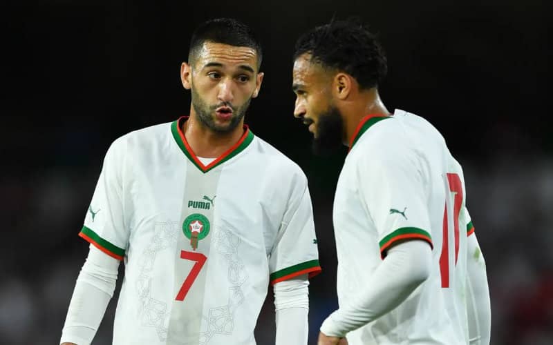 Image de Sport. Après son succès face au Chili (2-0) vendredi dernier, le Maroc n’a pas pu rééditer ce succès face au Paraguay. C’est sur un score nul but partout que les deux équipes se sont séparées mardi soir au stade Benito Villamarin de Séville. Vitesse, précipitation, occasions ratées, manque de sérieux. Ce sont là les points faibles qui ont empêché le Maroc de marquer des buts mardi soir face au Paraguay. Les hommes de Walid Regragui n’ont pu obtenir qu’un match nul (0-0) lors de leur deuxième et ultime match de préparation avant la Coupe du monde. Malgré leur envie d’ouvrir le score, les joueurs ont eu des difficultés à franchir le mur défensif préparé par le Paraguay. Même les modifications opérées par le sélectionneur marocain, n’ont rien fait. Ce deuxième match a laissé apparaître de nombreuses failles qu’il faudra travailler, au risque d'être médiocre au Mondial. Le Paraguay pouvait marquer plusieurs buts, si Yassine Bounou ne s’était pas mis devant à chaque frappe. Walid Regragui devra se mettre en mode de travail, corriger les fêlures à temps pour rendre la sélection nationale plus concurrentielle pour le Mondial. Lions de l’Atlas, Paraguay, Séville, Coupe du Monde 2022 au Qatar, Football, Vidéos