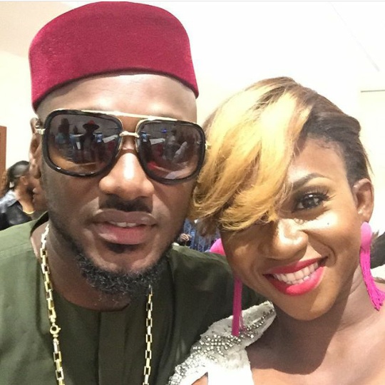 Image de Célébrités. La jeune artiste, Waje et 2 Face Idibia, ont pris une photo ensemble alors qu’ils participaient à un même événement.