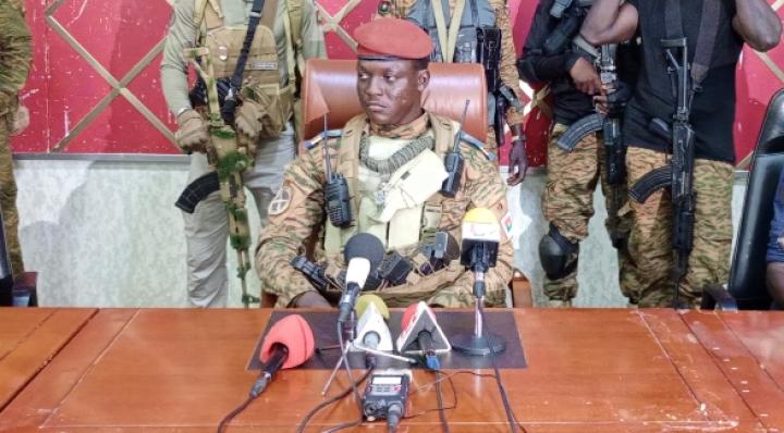 Deuxième Image de Affaires Etrangères. Il s’appelle Ibrahim Traoré, il a 34 ans, il était jusqu’à présent le chef de corps du régiment d’artillerie de Kaya, dans le nord du Burkina Faso. Il vient de renverser le colonel Damiba et est maintenant le nouvel homme fort du pays. Le capitaine Traoré a accepté dimanche soir de répondre aux questions de Christophe Boisbouvier. La liaison n’est pas toujours facile, mais tendez bien l’oreille, c’est un document. Le nouveau maître du Burkina Faso affirme qu’il n’est là que pour expédier les affaires courantes et qu’il n’a pas l’intention de présider la future transition. #burkina #ouagadougou #ibrahimtraore