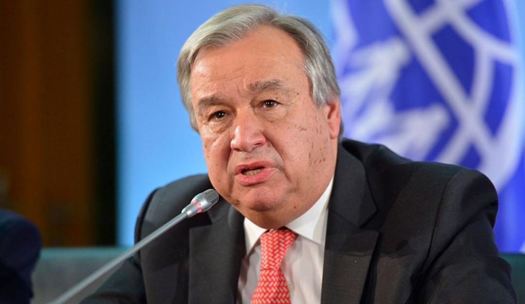 Image de Politique. Affaire des 46 mercenaires, l'ONU s'y met avec une position tranchée au cœur des polémiques, le secrétaire des Nations Unies, António Guterres, a appelé à la libération immédiate des 46 mercenaires détenus au Mali depuis le 10 juillet dernier, il, je cite: "Soutien fortement tous les efforts pour faciliter la libération ainsi que la restauration de la confiance et la promotion du bon voisinage entre les deux pays", une position qui s'aligne à celle de la CEDEAO, en effet le 22 septembre dernier au cours du sommet extraordinaire de la Conférence des Chefs d'État et de Gouvernement de la CEDEAO sur la situation en Guinée et au Mali, je cite: "A condamné avec fermeté l'incarcération continue de ces derniers", dénonce le chantage exercé par les autorités maliennes dont cette affaire demande la libération sans condition, a décidé de l'envoi d'une mission de haut niveau composée des chefs d'État du Ghana du Sénégal et du Togo à l'effet de la Libération des 46 détenus.