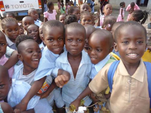 Image de Études/Devoirs. Le gouvernement ivoirien ne veut plus de mauvais élèves à l’école. À partir de maintenant, tous les collégiens ou lycéens affichant une moyenne basse sur l'année seront renvoyés de l’établissement. La rentrée des classes a été singulière cette année en Côte d’Ivoire. Une épée de Damoclès pend au-dessus de la tête des mauvais élèves suite à une nouvelle mesure du gouvernement. Les collégiens ou lycéens qui obtiendront en fin d’année une moyenne en-deçà de 8,5 seront désormais tout simplement bannis de leur établissement. Pour la ministre de l’Éducation, Mariatou Koné, il faut "remonter le niveau, inciter les élèves au travail et lutter contre la médiocrité". Elle précise également que cette mesure était là depuis les années 1970 dans le pays mais n’était plus en vigueur. Que vont devenir ces "mauvais élèves" ainsi mis à la porte? Des enfants qui risquent l'exclusion dès 11 ans La question interroge actuellement le milieu éducatif, d’autant que les plus jeunes concernés ont à peine plus 10 ans. Vont-ils devenir des bandits, ou gonfler les rangs de ceux qu’on appelle les "microbes", ces jeunes délinquants mineurs qui agissent en bande organisée dans les quartiers populaires ? Le gouvernement veut rassurer : "Les élèves ne seront pas exclus du système scolaire, assure la ministre de l’Éducation nationale, il y a des passerelles avec l’enseignement technique et la formation professionnelle". Les organisations syndicales n'ont pas confiance, soulignant le manque de lycées techniques notamment à l’intérieur du pays. Ils craignent également que ce nouvel écueil sur les élèves n’engendre la corruption des professeurs. Des parents d’élèves y voient eux une "double peine" pour les élèves en difficulté. La mesure est quand même bien accueillie, incluant le corps enseignant. Elle découle d’ailleurs des États Généraux de l’Éducation nationale qui se sont tenus l’an dernier. Tout ceci ne devrait pas faire oublier les graves difficultés que connaît l'enseignement public en Côte d’Ivoire : 60 à 80 élèves par classe, un manque de professeurs et un taux de réussite au bac de 30%.