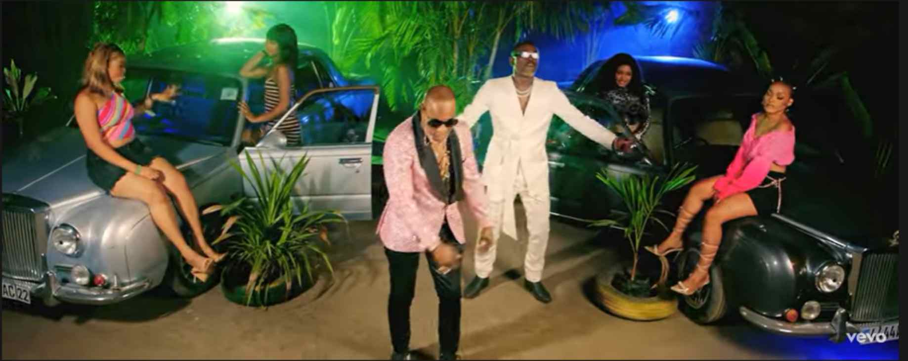 Image de Musique/Radio. Koffi Olomide et le chanteur ivoirien Ariel Sheney ont fait un featuring appelé « Toffole » le mercredi 7 septembre 2022. En moins de 24 heures, le clip dont des extraits font carton sur la toile a cumulé près de 200 000 vues sur Youtube. Après « Jolie Amina » en 2019, Ariel Sheney, ex protégé de DJ Arafat s’offre le king de la rumba, Koffi Olomidé avec le titre « Toffole ». Le clip de cette chanson d’environ 3 min 52 secondes, tournée aussi bien au Congo Kinshasa qu’en Côte d’Ivoire a réuni l’ancienne et la nouvelle génération du coupé décalé et de la Rumba congolaise. Pour y arriver, l’ex poulain de DJ Arafat a joué devant une foule venue pour un concert. Dans son couplet, Koffi Olomidé s’est mis à danser sur une Rumba endiablée avant de revenir sur les sons d’avant. « Toffole » qui est une première collaboration d’Ariel Sheney et le Grand Mopao a été chantée en français pour le bonheur des fans.