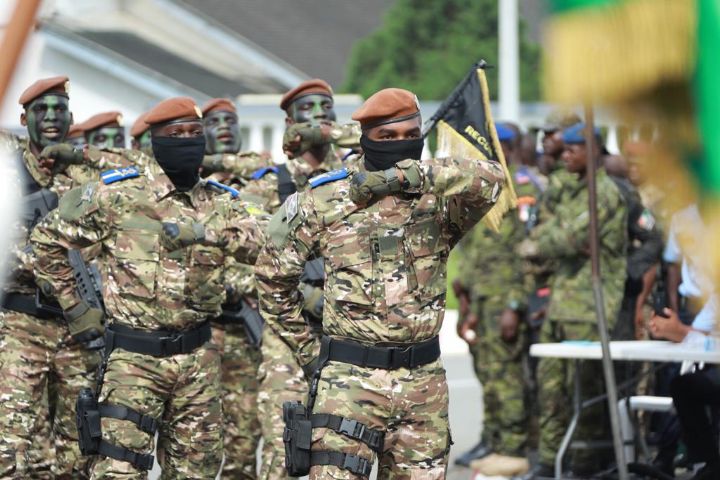 Image de Politique. Je suis malien de cœur❤️. Vive le Mali ❤️💪🏿. Merci ma sœur tu es spéciale 😍. Tu parles vrai. Tu ne dois pas oublier que la France et la Côte d'Ivoire se sont mariées depuis longtemps et un foyer de trois châteaux les regroupent avec leur enfants d'apprentissage. Vous avez affaire à des Experts dans la manipulation. Ils ont voulu étouffer la communication sur les marches du 8 octobre. C'est l'objectif de cette rumeur… Bref revoyez ce côté… Chaque fois qu'ils font quelques choses, demandez vous ce qu'ils visent comme objectif. L'ONU doit dépêcher des émissaires auprès des autorités du Mali pour bien s'informer et éclairer l'opinion, seul moyen pour arrêter tous débats contradictoires.