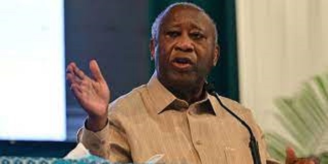 Image de Politique. Laurent Gbagbo est candidat à la présidentielle de 2025 en Côte d'Ivoire. Le secrétaire général de son parti, le Parti des Peuples Africains-Côte d'Ivoire (PPA-CI), Damana Pickass l'a annoncé lundi 17 octobre alors qu'il soufflait son premier anniversaire. Laurent Gbagbo, lui, en a profité pour revenir sur les problèmes qui touchent les Ivoiriens en cette période de crise et le dossier des 46 soldats ivoiriens prisonniers au Mali. Il faut que la jeunesse africaine ouvre les yeux. Nos papas et nos grands-pères ne sont pas les plus intelligent dans nos pays. A un moment de la vie, il faut savoir dit non à certaines choses de la vie et vivre tranquillement le reste de la vie. Je parle à nos papas et nos grands-pères qui vont dans les 100 ans de penser à leurs enfants. Ce que connaissent nos papas, les enfants aussi connaissent. J'aurais bien aimé comprendre comment Laurent Gbagbo pourrait se présenter à l'élection présidentielle, puisque concernant sa condamnation à 20 ans de prison dans l'affaire du "casse" de la BCEAO, il a été gracié et non pas amnistié. Concernant l'annonce de l'ex président Gbagbo vraiment je me dis que c'est une nouvelle mi triste mi bonne. Triste parce que pour ma part en tant que jeune ivoirien, je veux voir de nouveaux visages politiques de préférence des jeunes (- 50 ans) mais c'est aussi une bonne nouvelle car durant son mandat, il n'a pas pu faire vraiment ce qu'il a projeté car ses opposants lui mettaient constamment des bâtons dans les roues. Comme nous les africains on est tellement bête, c’est sûr il y’aura des gens qui vont voté pour lui. Honnêtement je ne sais pas pourquoi ils voterons pour lui avec cette âge là c’est bizarre non? 😂😂😂😂😢