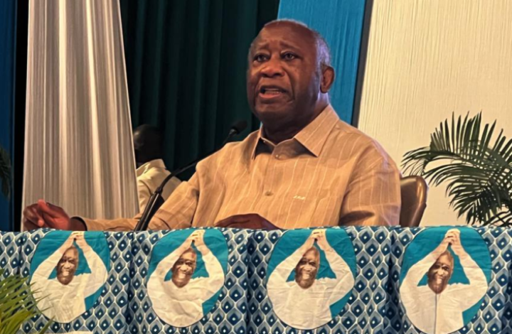 Deuxième Image de Politique. Laurent Gbagbo est candidat à la présidentielle de 2025 en Côte d'Ivoire. Le secrétaire général de son parti, le Parti des Peuples Africains-Côte d'Ivoire (PPA-CI), Damana Pickass l'a annoncé lundi 17 octobre alors qu'il soufflait son premier anniversaire. Laurent Gbagbo, lui, en a profité pour revenir sur les problèmes qui touchent les Ivoiriens en cette période de crise et le dossier des 46 soldats ivoiriens prisonniers au Mali. Il faut que la jeunesse africaine ouvre les yeux. Nos papas et nos grands-pères ne sont pas les plus intelligent dans nos pays. A un moment de la vie, il faut savoir dit non à certaines choses de la vie et vivre tranquillement le reste de la vie. Je parle à nos papas et nos grands-pères qui vont dans les 100 ans de penser à leurs enfants. Ce que connaissent nos papas, les enfants aussi connaissent. J'aurais bien aimé comprendre comment Laurent Gbagbo pourrait se présenter à l'élection présidentielle, puisque concernant sa condamnation à 20 ans de prison dans l'affaire du "casse" de la BCEAO, il a été gracié et non pas amnistié. Concernant l'annonce de l'ex président Gbagbo vraiment je me dis que c'est une nouvelle mi triste mi bonne. Triste parce que pour ma part en tant que jeune ivoirien, je veux voir de nouveaux visages politiques de préférence des jeunes (- 50 ans) mais c'est aussi une bonne nouvelle car durant son mandat, il n'a pas pu faire vraiment ce qu'il a projeté car ses opposants lui mettaient constamment des bâtons dans les roues. Comme nous les africains on est tellement bête, c’est sûr il y’aura des gens qui vont voté pour lui. Honnêtement je ne sais pas pourquoi ils voterons pour lui avec cette âge là c’est bizarre non? 😂😂😂😂😢