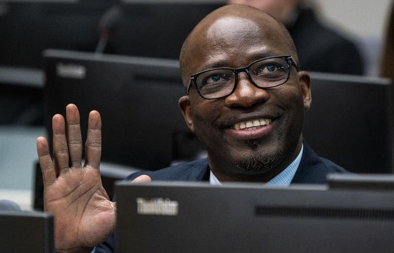 Image de Politique. Un pas de plus vers un retour en Côte d’Ivoire pour Charles Blé Goudé. L’ex-ministre de la Jeunesse de Laurent Gbagbo a, selon son parti Conseil pour la justice et l’égalité des peuples (Cojep), eu le feu vert des autorités ivoiriennes pour rentrer au pays. Acquitté par la CPI il y a un an et demi, Charles Blé Goudé vit depuis à La Haye, aux Pays-Bas, où il ne cesse d'exprimer son désir de rentrer chez lui en Côte d'Ivoire. Koh renforcement de la paix 🤣. Donc un peuple déjà en paix mais qui apparemment a décidé de ne pas être en paix. Un conseil pour les va-t-en-guerre, allez en Ukraine ou en Afghanistan. Ou mieux encore allez au Mali ou en Somalie. Vous êtes trop rassasiés… Un peuple trop rassasié cherche des histoires pour se sentir en désaccord avec l'univers parce que la tranquillité n'est pas une paix à ses yeux.