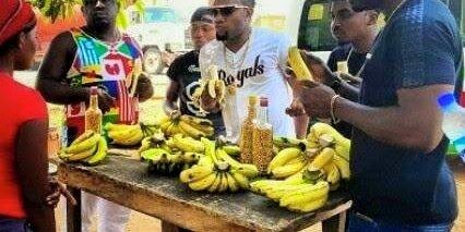 Image de Célébrités. Des Stars Nigérianes que sont Kcee, Harrysong et Skiibii ont été pris en photos au bord de la route en train de manger de la banane. Voici l'image.