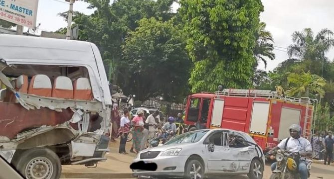 Image de Faits Divers. Encore des pertes en vie humaine, mes condoléances à toutes ces familles qui attendront en vain leurs fils, frères, pères, etc... allés chercher leur pain quotidien, yako à tous. Il faut noter que l'année dernière, un accident, je dirai similaire s'est produit à cet endroit (CIE). Nous disons merci à M. Issouf Doumbia, maire de Bingerville, pour son assistance et la prise en charge des accidentés. Je recommande la mise en place des mesures préventives pour éviter pareille situation. On doit obligatoirement revoir la visite technique des gros camions à 3 mois ou même 2 mois, celui que ça n'arrange pas il peut abandonner. Mieux vaut préserver la vie des gens. Effectivement le monsieur en jaune a raison ce n'est pas parce que tu as le permis que sa veut dire que tu dois rouler gros camion, il faut aussi du professionnalisme, à cela beaucoup d'entreprises commettent cette faute. À prendre du carrefour Feh Kesse au carrefour CIE moi je considère cette distance comme étant une route maudite, la preuve le vendredi, une fille ou dame a perdu la vie au niveau de Free World… Il faut aussi voir les choses en face car selon les accidents que j'ai compté sur cette distance dans ce mois d'Octobre ça fait 5 maintenant! Que c'est désolant dan un pays comme la Côte d'Ivoire où tous ces accidents se déroulent à longueur de journée et qui endeuillent les familles. Comment autoriser ce genre de véhicule à rouler dans une grande ville comme ça sans frein avec tant de pannes et puis encore ce véhicule passe la visite technique et réussi sans problème. C4est énervant. Que nos autorités se penchent sur ces vieux véhicules qui ne doivent plus circuler sur aucune de nos routes mais juste à la fourrière. Yako aux familles endeuillées et prompte rétablissement aux blessés. Il faut que les autorités soient plus fermes dans les contrôles de l’état des véhicules. Pas de freins? Alors on devrait faire payer à l’entreprise qui l’emploie et à son assurance tout le dégât sur le mobilier urbain ainsi que pour la prise en charge des blessés et morts. Comme cela, ça va leur coûter moins cher d’entretenir le véhicule et d’en avoir un fonctionnel plutôt que de voir tout ces drames humains.