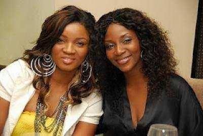 Image de Célébrités. Alors que l'on les croyait ,ennemies, le geste de Nnaji vient prouver le contraire. En effet, Geneviève Nnaji a adressé un message à Omotola, sa collègue pour lui souhaiter un joyeux anniversaire. C'est vraiment un geste de grande humilité. Bravo à vous les filles.