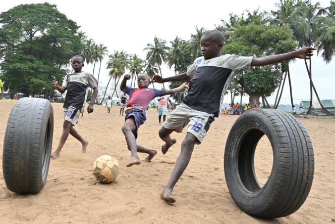 Image de Sport. Du nom du célèbre stade de Rio de Janeiro, le jeu se pratique en équipe de six joueurs, sur un terrain de la taille de celui d'un terrain de handball, avec un but minuscule sans gardien. En Côte d’Ivoire, certains rêvent de voir le populaire maracana, sorte de football à six né sur les campus il y a une cinquantaine d’années, devenir un sport olympique. Dans tout les pays du monde, les jeunes font ça quand il y à peu de place ou peu de joueurs.