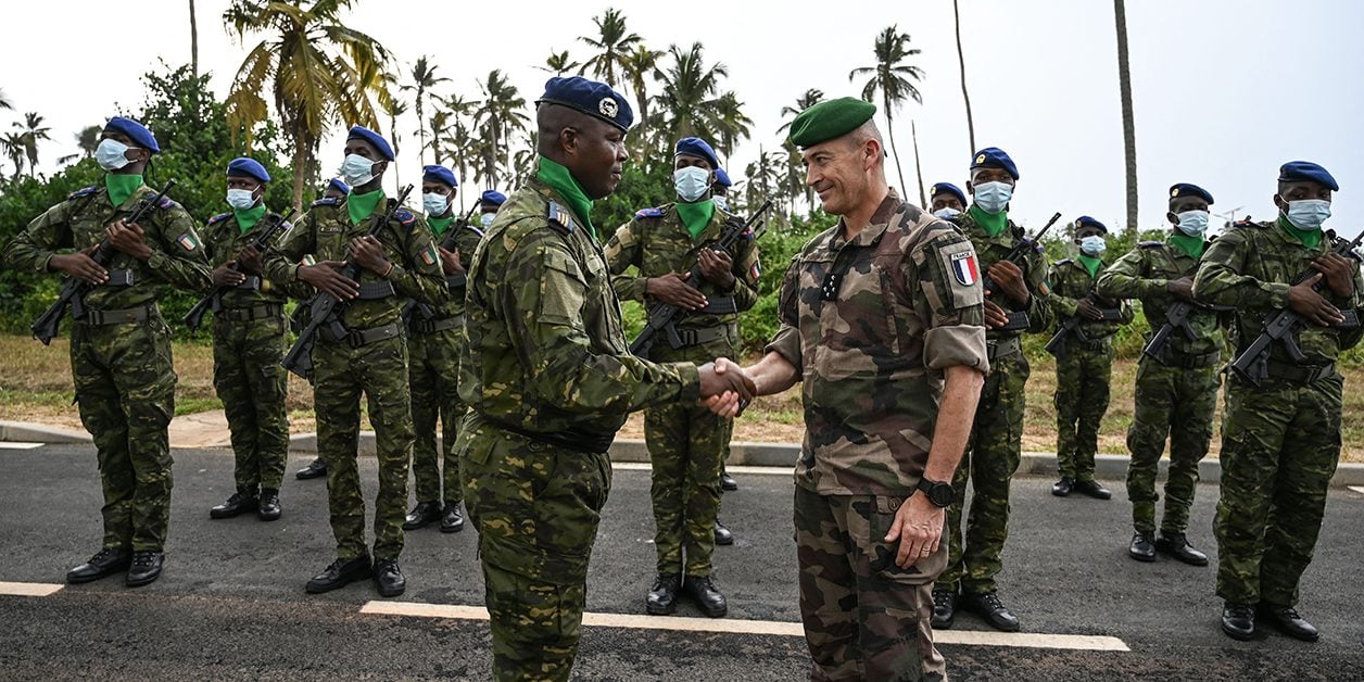 Image de Politique. Un coup d'État français en Côte d'Ivoire, n'est pas IMPOSSIBLE en tout cas. Quant à Alassane Ouattara, c'est un être humain comme nous tous, il peut tomber malade même si l'on ne le lui souhaite pas cela. La question à se poser est de savoir ce que fait un navire de guerre en Côte d'Ivoire? Ainsi que toutes les bases militaires françaises en Afrique… La France peut-elle aussi accepter que la Russie vienne installer les bases militaires en France ou même dans un pays proche de la France? La question qui se pose est la suivante: Tout exercice militaire est toujours annoncé en grande presse, pourquoi en Côte d'Ivoire la population n'en est pas informé. L'on peut conclure que n'est donc point un exercice militaire… Il faudrait préciser le nombre de vues de ces posts aussi (j'ai l'impression de les rater chaque fois par miracle)… Quoi que j'ai ouï-dire qu'il y avait une tentative de coup d'état cette fois-ci mais il n'y avait rien pour étayer les propos alors je suis passée à autre chose. Que faire pour mettre ces personnes hors d'état de nuire inutilement sur les réseaux? On continuera à trier dans poubelle