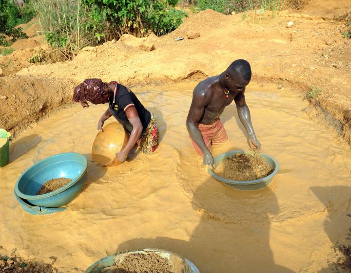 Image de TV/Films/Séries. Premier producteur de cacao au monde, la Côte d'Ivoire est le pays le plus riche d'Afrique de l'Ouest ; cependant, les infrastructures sont en piteux état; à bord de son camion, Yakou met entre 8 et 10 heures pour rejoindre les villages isolés. Abou est mon homme de l'année. Si jamais le dicton "handicap ne veut pas dire incapacité" était une personne… J'admire ce mec unijambiste qui entretient la route malgré son état. Cette vidéo est incroyable, tu viens de gagner un nouvel abonné 👍 Imaginez si les milliardaires du monde entier devenaient réellement des humains et commençaient à aider les pays frappés par la pauvreté... Je les regarde depuis un moment et la qualité de la narration s'est améliorée. Les portraits des personnes et la chanson des deux hommes à la dernière minute est une touche superbe. L'histoire de l'Afrique est profonde. C'est une longue histoire qui ne se raconte pas en un jour mais chaque jour une nouvelle page de notre livre s'écrit. Vive l'Afrique !