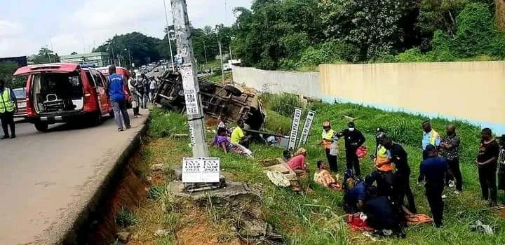 Deuxième Image de Société. En dépit de toutes les campagnes de sensibilisation entamées par le Ministère du transport, la route ne cesse d'ôter des vies. Voilà que de nouveaux accidents ont été constatés entre autre, un minibus qui tombe dans un fossé ou un conducteur fou qui perd le contrôle de son véhicule et se retrouve dans le ravin, comme si la sensibilisation n'était jusque là pas la solution. Vivement qu'entre en application les mesures de répression tant annoncées, c'est peut être la solution tant attendue. Quel est votre avis à ce sujet? Que pensez vous que l'on puisse faire pour freiner ou éviter ces situations qui occasionnent des pertes en vies humaines.