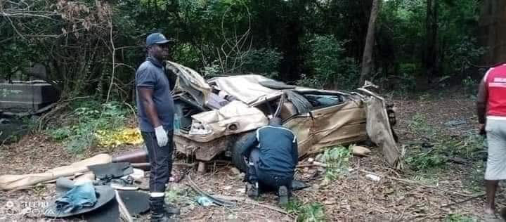 Troisième Image de Société. En dépit de toutes les campagnes de sensibilisation entamées par le Ministère du transport, la route ne cesse d'ôter des vies. Voilà que de nouveaux accidents ont été constatés entre autre, un minibus qui tombe dans un fossé ou un conducteur fou qui perd le contrôle de son véhicule et se retrouve dans le ravin, comme si la sensibilisation n'était jusque là pas la solution. Vivement qu'entre en application les mesures de répression tant annoncées, c'est peut être la solution tant attendue. Quel est votre avis à ce sujet? Que pensez vous que l'on puisse faire pour freiner ou éviter ces situations qui occasionnent des pertes en vies humaines.