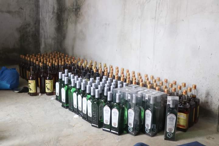 Image de Faits Divers. Un réseau de fabrication et de distribution d'alcool contrefait a été démantelé ce Jeudi 09 Février 2023 dans la commune d'Anyama suite à une action conjointe de la gendarmerie d'Abobo et celle d'Anyama. Rappelons que ce type de consommation a déjà fait des victimes au compte desquelles nombreux ont perdu la vie. Faisons donc attention à ce que nous consommons. Qui a eu des problèmes de santé suite à la consommation d'alcool frelaté?