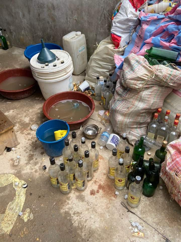 Deuxième Image de Faits Divers. Un réseau de fabrication et de distribution d'alcool contrefait a été démantelé ce Jeudi 09 Février 2023 dans la commune d'Anyama suite à une action conjointe de la gendarmerie d'Abobo et celle d'Anyama. Rappelons que ce type de consommation a déjà fait des victimes au compte desquelles nombreux ont perdu la vie. Faisons donc attention à ce que nous consommons. Qui a eu des problèmes de santé suite à la consommation d'alcool frelaté?