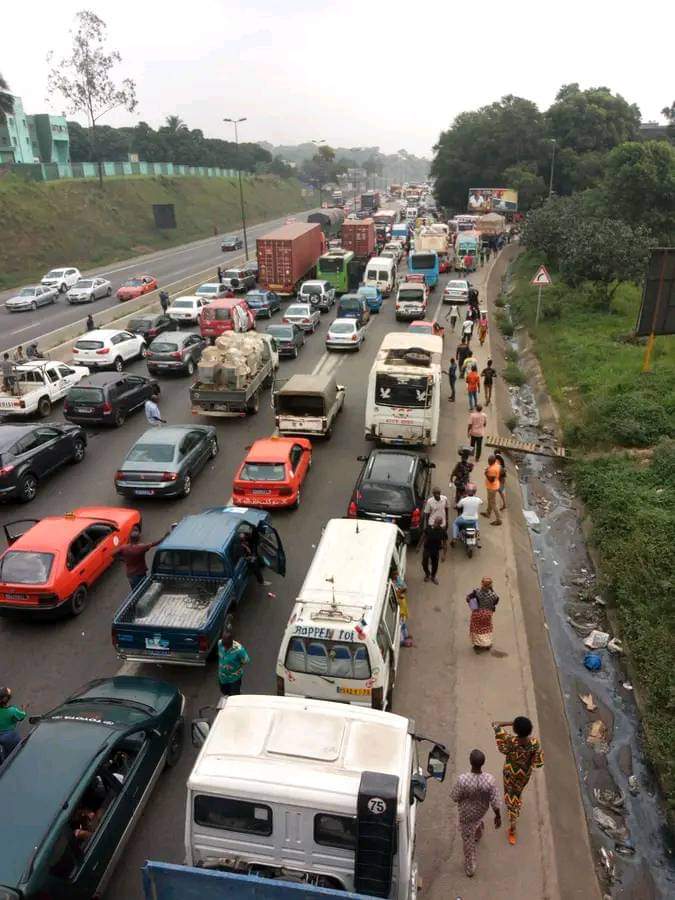 Image de Faits Divers. Depuis ce matin, il est difficile pour les habitants de Yopougon de sortir de la plus grande commune abidjanaise. La raison, un accident s'est produit sur l'autoroute aux alentours de 5h du matin selon des témoignages. Un gros camion transportant du gravier s'est renversé bloquant ainsi toute la circulation dans le sens Yopougon-Adjamé. Vivement que soit disponible le 4ème pont en construction depuis quelques temps. Combien de temps avez-vous passé aujourd'hui dans les bouchons?