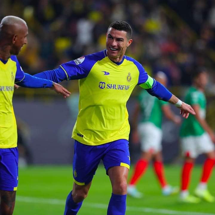 Image de Football. Cristiano Ronaldo nous a régalé d'une performance exceptionnelle en inscrivant un quadruplé, permettant à Al-Nassr de l'emporter sur le score de 4-0. Une performance qui vient rappeler qu'un Lion même amaigri reste toujours un Lion. A 38 ans Cristiano reste toujours un grand attaquant capable de se montrer toujours dangereux pour les adversaires. Que pensez vous de cette performance?