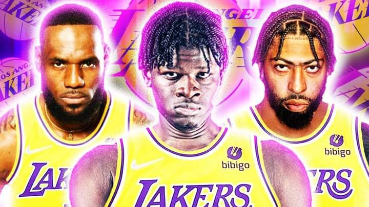 Image de Sport. Le basketteur américain d'origine ivoirienne, le jeune prodige Mo Bamba, vient de s'engager avec les Lakers de Los Angeles, rejoignant ainsi celui qui vient de battre le record de points en carrière avec plus de 38.000 points à son actif, le king LeBron James. Le joueur qui était il y a quelques mois sur les bords de la lagune Ebrié, fait la fierté de toute une nation par son talent et sa progression. Il est même attendu à l'équipe nationale ivoirienne de basket. Que pensez vous de Mo Bamba? Pensez vous qu'on pourra le convaincre de jouer pour la Côte d'Ivoire?