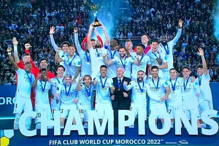 Image de Football. Le Real de Madrid remporte la coupe du monde des clubs grâce à une victoire face à l'Al Hilal Riyadh sur le score de 5 à 3 avec des doublés de Vinicius Junior et Valverde puis un but de Benzema. C'est la 5è médaille du Real dans cette compétition. Le représentant africain, l'Al Ahly, termine 4ème après sa défaite face à Flamengo du Brésil. Benzema bat à nouveau un record devenant le meilleur buteur français de tous les temps de la compétition avec 4 buts devant Nicolas Anelka et Pierre André Gignac qui eux comptent 3 buts chacun. Que pensez vous de Benzema et ses records?