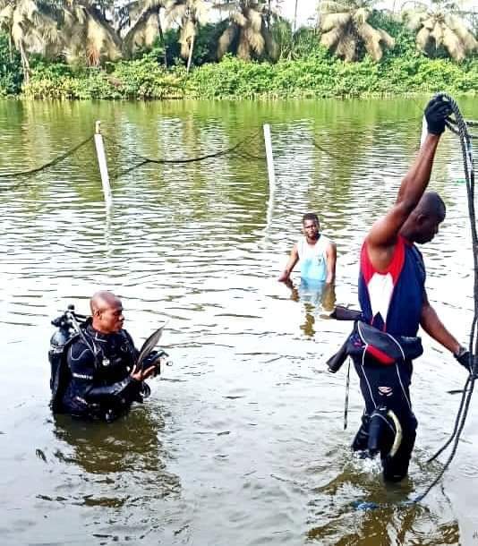 Image de Faits Divers. Deux corps sans vie ont été repêchés par les pompiers dans un cours d'eau à Modeste, sur la route de Grand Bassam ce Dimanche 12 Février 2023. Les circonstances de ces disparitions restent encore non élucidées cependant tout laisse penser que ces personnes sont mortes par noyade. C'est le lieu d'interpeller les uns et les autres à plus de prudence face à l'eau qui ne cesse d'emporter régulièrement des vies. Soyons prudents! Quelqu'un a-t-il été témoin de cet incident?