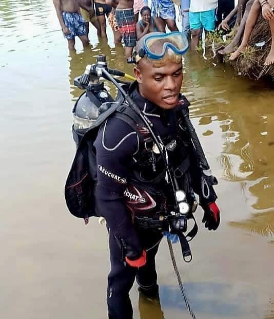 Deuxième Image de Faits Divers. Deux corps sans vie ont été repêchés par les pompiers dans un cours d'eau à Modeste, sur la route de Grand Bassam ce Dimanche 12 Février 2023. Les circonstances de ces disparitions restent encore non élucidées cependant tout laisse penser que ces personnes sont mortes par noyade. C'est le lieu d'interpeller les uns et les autres à plus de prudence face à l'eau qui ne cesse d'emporter régulièrement des vies. Soyons prudents! Quelqu'un a-t-il été témoin de cet incident?