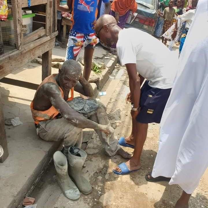 Troisième Image de Faits Divers. En dépit de toutes les campagnes de sensibilisation et mesures de répressions prises par le ministère de tutelle, les immeubles restent une source d'inquiétude pour la population. La raison? un immeuble en construction dans la commune de Treichville s'est partiellement effondré faisant 3 blessés. Ceci est un bilan provisoire. Les pompiers sont sur les lieux. Vivement que quelque chose soit fait afin d'éviter ce genre d'accident dans l'avenir. Que pensez de la vétusté des immeubles dans Abidjan?