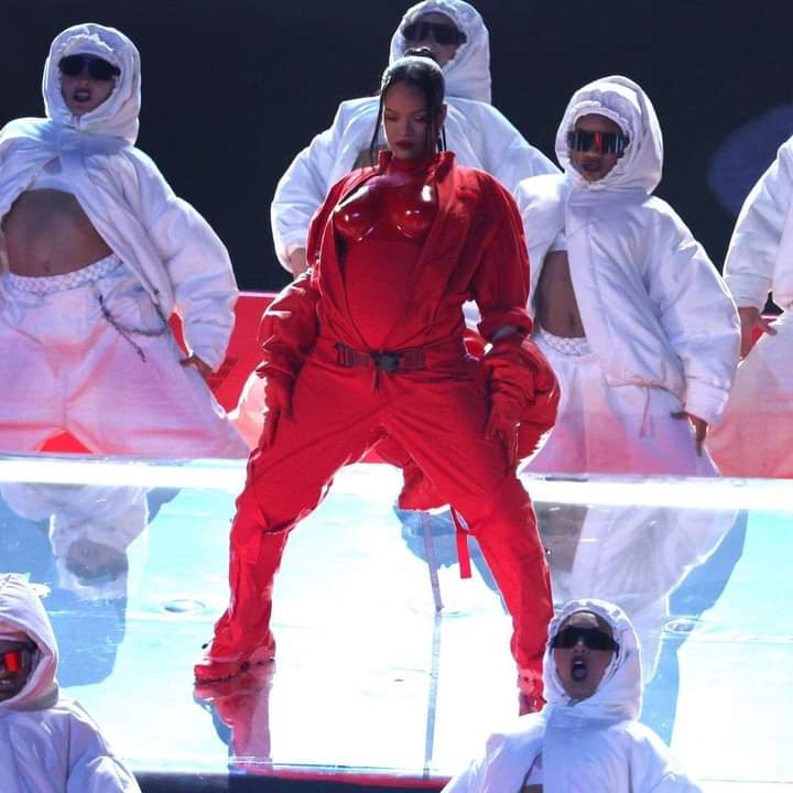 Image de Célébrités. C'est avec un immense plaisir que Rihanna, lors sa performance à l'occasion du Super Bowl, a profité pour dévoiler son ventre bien arrondi annonçant l'arrivée prochaine de son second bébé avec le chanteur ASAP Rocky connu pour les hits tels que "Praise The Lord (Da Shine)", "Fuckin' Problems" avec Drake, 2 Chainz et Kendrick Lamar mais aussi L$D (LOVE x $EX x DREAMS). Pendant que certains étaient encore dans le doute, l'information a été confirmée par le staff de la chanteuse. Rappelons que l'auteur des tubes à succès tels que "Umbrella", "Diamonds", "Love on the brain" fut absente un long moment pour le même motif, donnant naissance au premier bébé du couple en mai dernier. Toutes nos félicitations au couple. Devinez le nom de l'enfant?