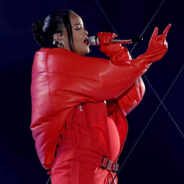 Deuxième Image de Célébrités. C'est avec un immense plaisir que Rihanna, lors sa performance à l'occasion du Super Bowl, a profité pour dévoiler son ventre bien arrondi annonçant l'arrivée prochaine de son second bébé avec le chanteur ASAP Rocky connu pour les hits tels que "Praise The Lord (Da Shine)", "Fuckin' Problems" avec Drake, 2 Chainz et Kendrick Lamar mais aussi L$D (LOVE x $EX x DREAMS). Pendant que certains étaient encore dans le doute, l'information a été confirmée par le staff de la chanteuse. Rappelons que l'auteur des tubes à succès tels que "Umbrella", "Diamonds", "Love on the brain" fut absente un long moment pour le même motif, donnant naissance au premier bébé du couple en mai dernier. Toutes nos félicitations au couple. Devinez le nom de l'enfant?